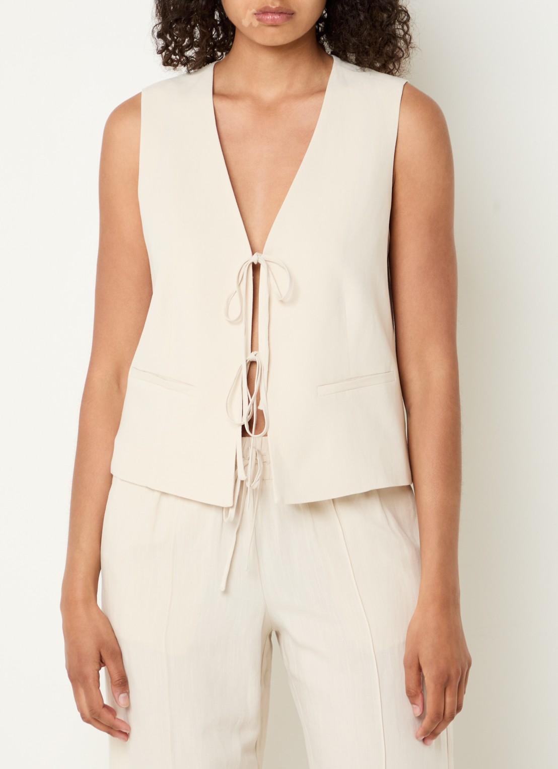 OPUS Wrina gilet in linnenblend - detail 3 creme