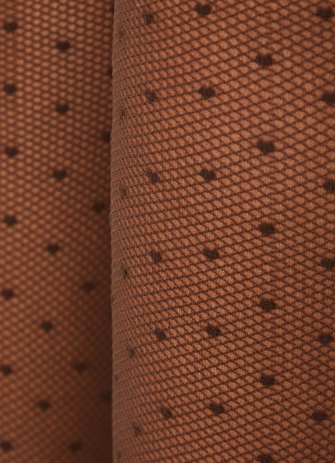 Oroblu Plumetis kniekousen met stippenprint in 30 denier - detail 3 donkerbruin