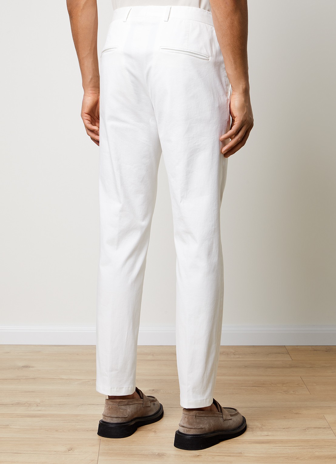 Oscar Jacobson Denz tapered fit chino met steekzakken - achterkant 8 gebroken wit
