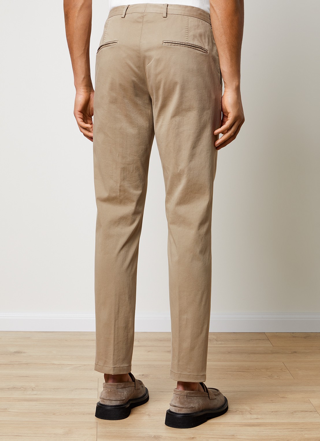 Oscar Jacobson Denz tapered fit chino met steekzakken - achterkant 8 camel