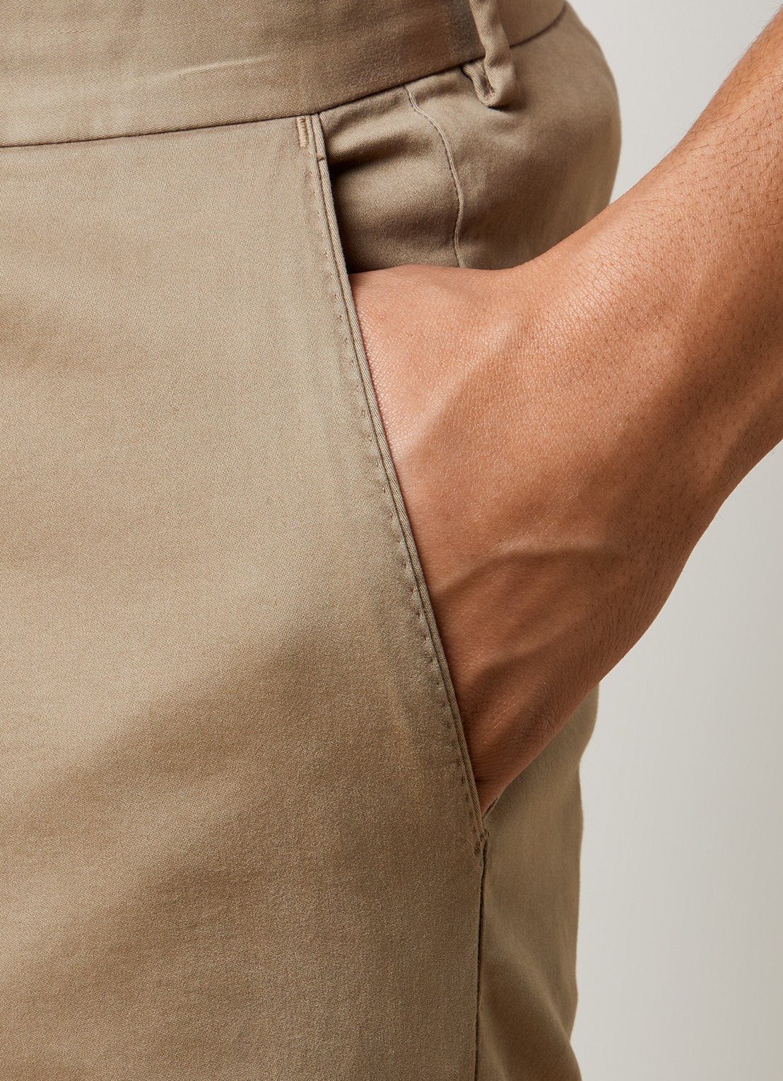 Oscar Jacobson Denz tapered fit chino met steekzakken - detail 4 camel