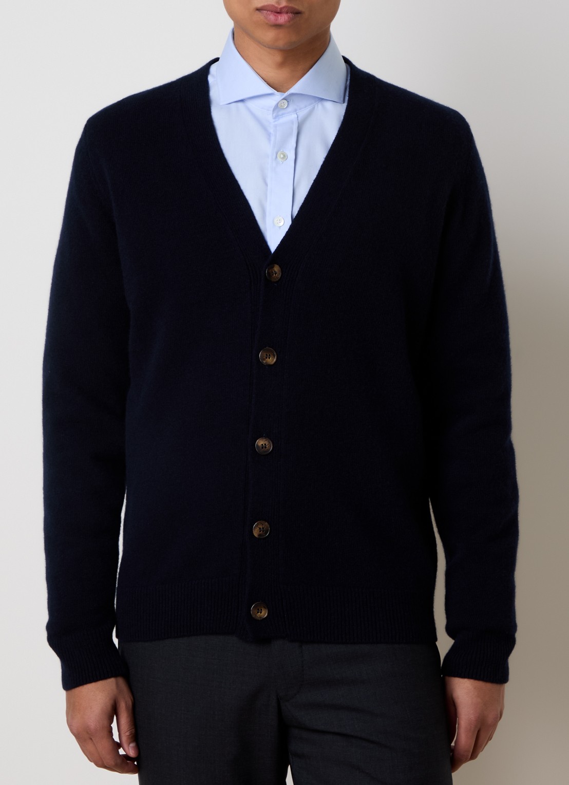 Oscar Jacobson Eduardo fijngebreid vest in wolblend met V-hals - detail 3 donkerblauw