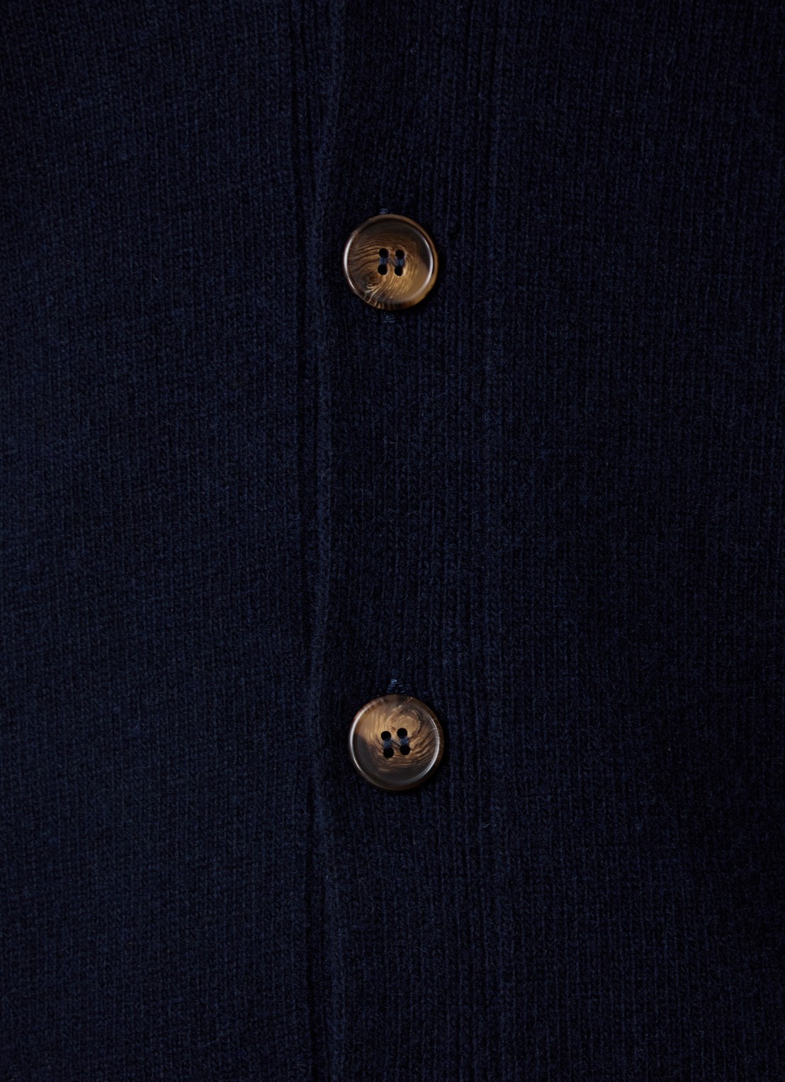 Oscar Jacobson Eduardo fijngebreid vest in wolblend met V-hals - detail 4 donkerblauw