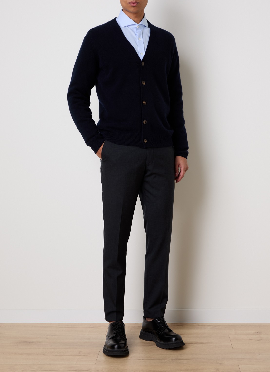 Oscar Jacobson Eduardo fijngebreid vest in wolblend met V-hals - voorkant 2 donkerblauw
