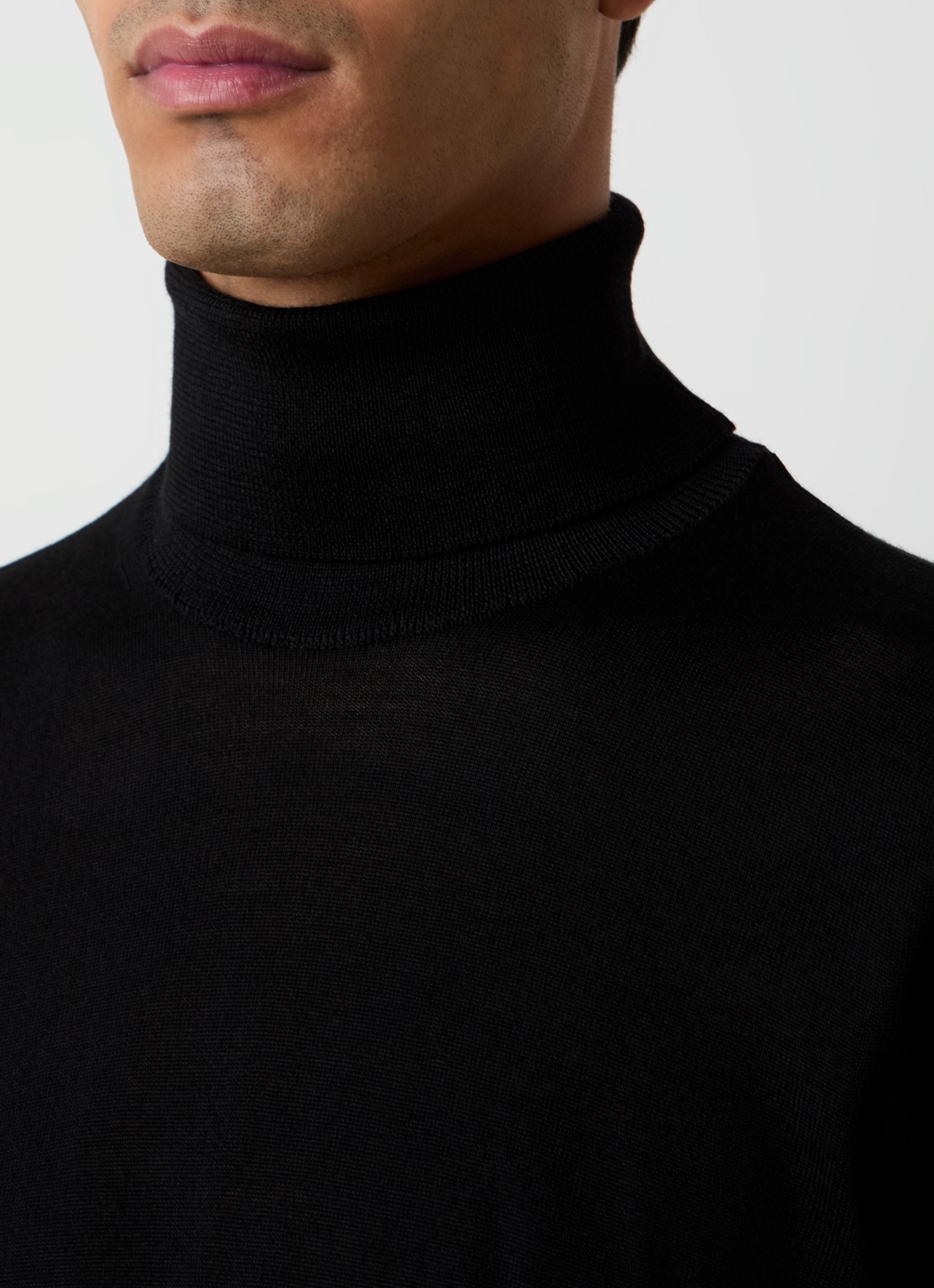 Oscar Jacobson Marcel fijngebreide coltrui van scheerwol - detail 2 zwart