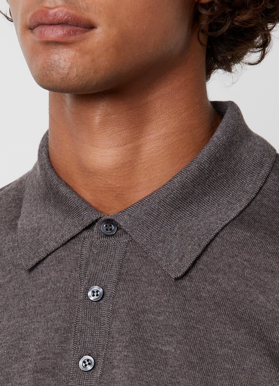 Oscar Jacobson Melvin fijngebreide regular fit polo van scheerwol - detail 2 taupe
