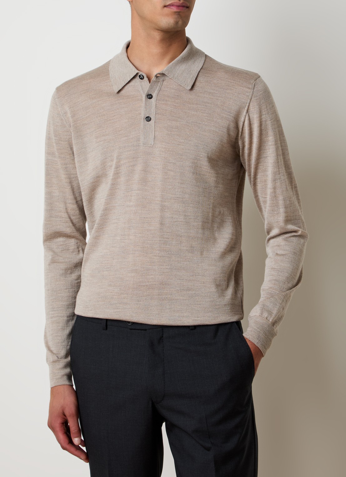 Oscar Jacobson Melvin fijngebreide regular fit polo van scheerwol - detail donkerbeige