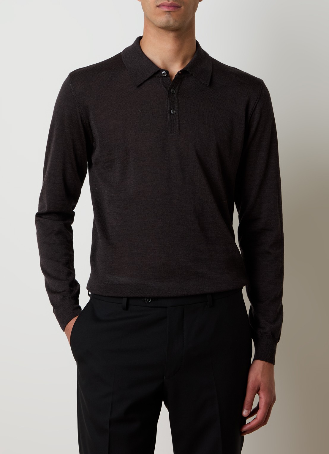 Oscar Jacobson Melvin fijngebreide regular fit polo van scheerwol - detail donkerbruin