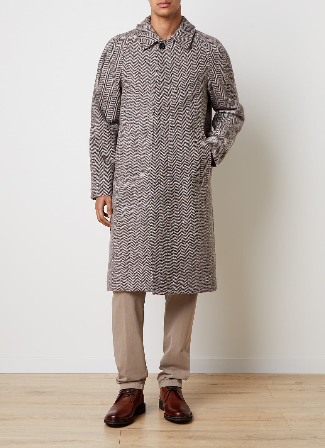 Oscar Jacobson Raglan mantel in wolblend met steekzaken - detail bruin