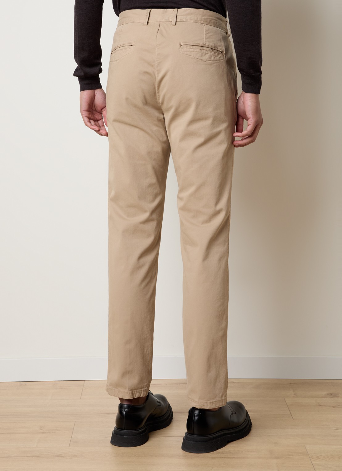 Oscar Jacobson Tapered fit chino met steekzakken  - achterkant beige