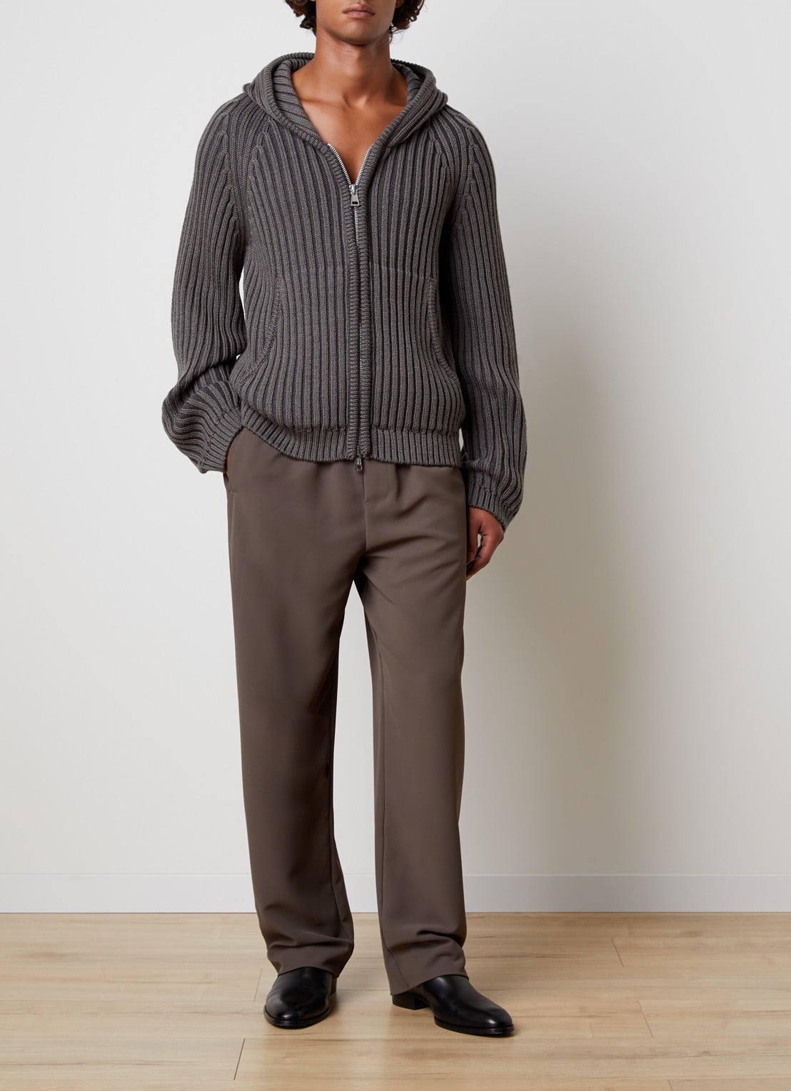 Our Legacy Level Hood ribgebreid vest van merino wol met capuchon - voorkant 2 donkerkhaki
