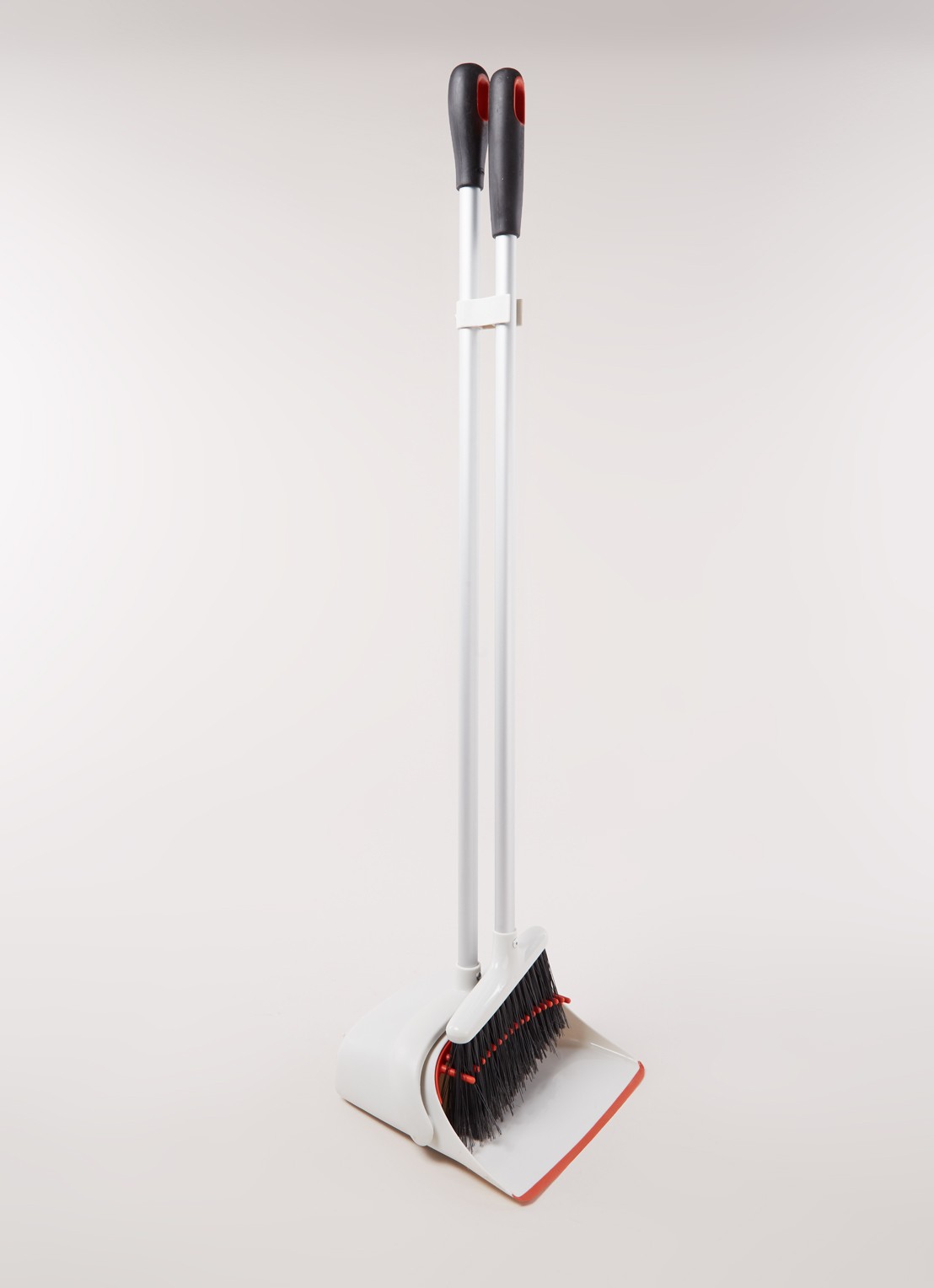 Oxo Good Grips bezem en blik 90 cm - voorkant 2 gebroken wit