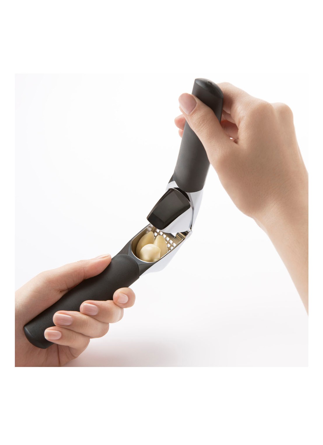 Oxo Good Grips knoflookpers - detail 4 zwart