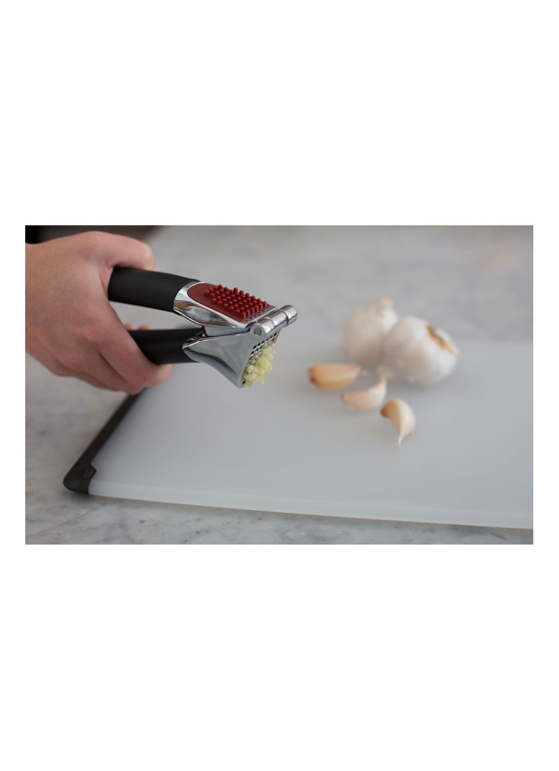 Oxo Good Grips knoflookpers - detail 7 zwart