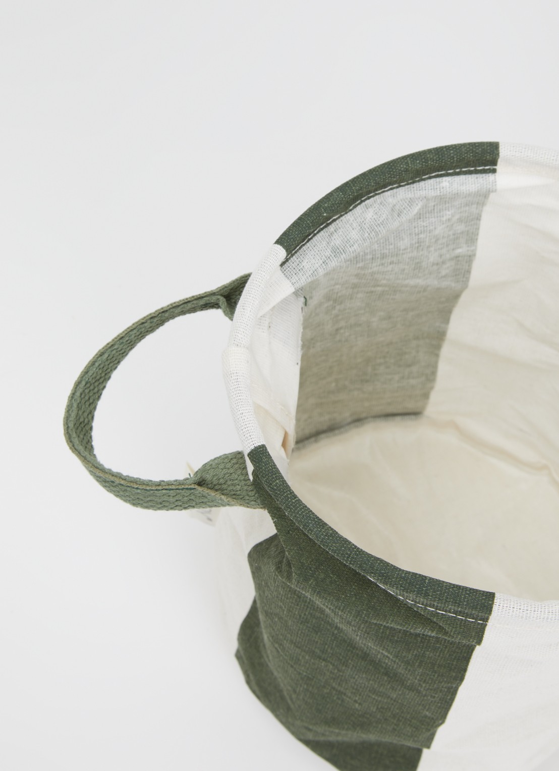 OYOY Living Design Kara Small opbergmand 22 cm set van 2  - detail bronsgroen