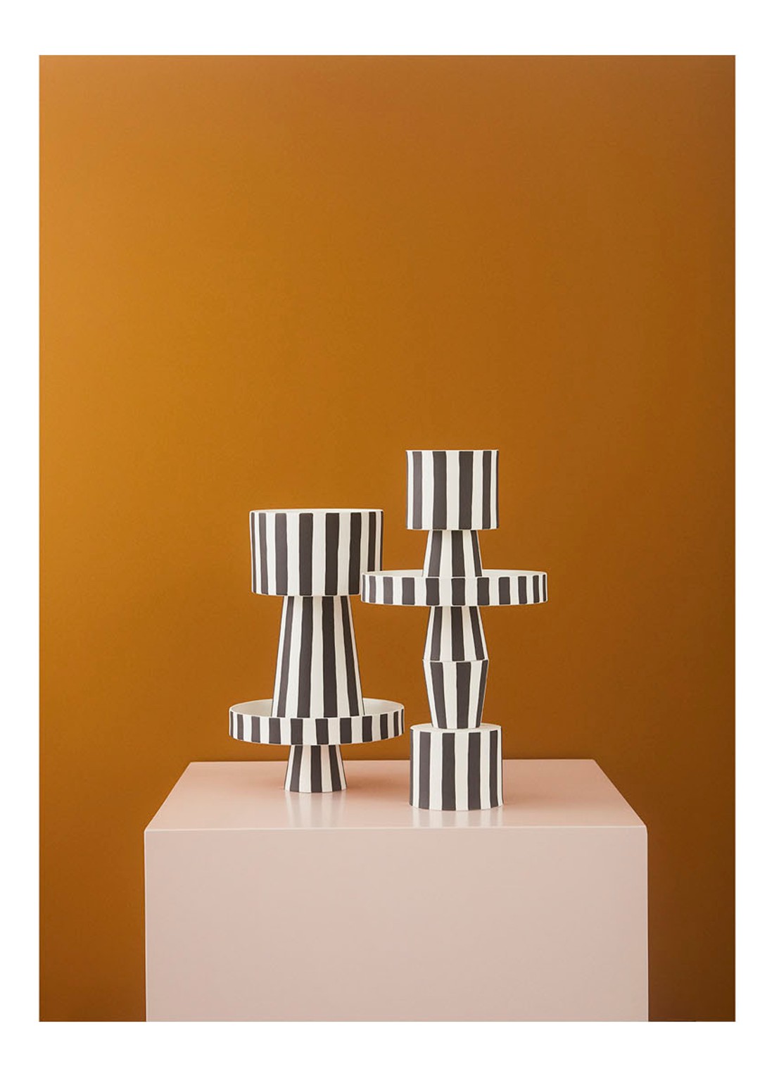 OYOY Living Design Toppu S bloempot van keramiek voor binnen - 15 cm - voorkant 5 zwart