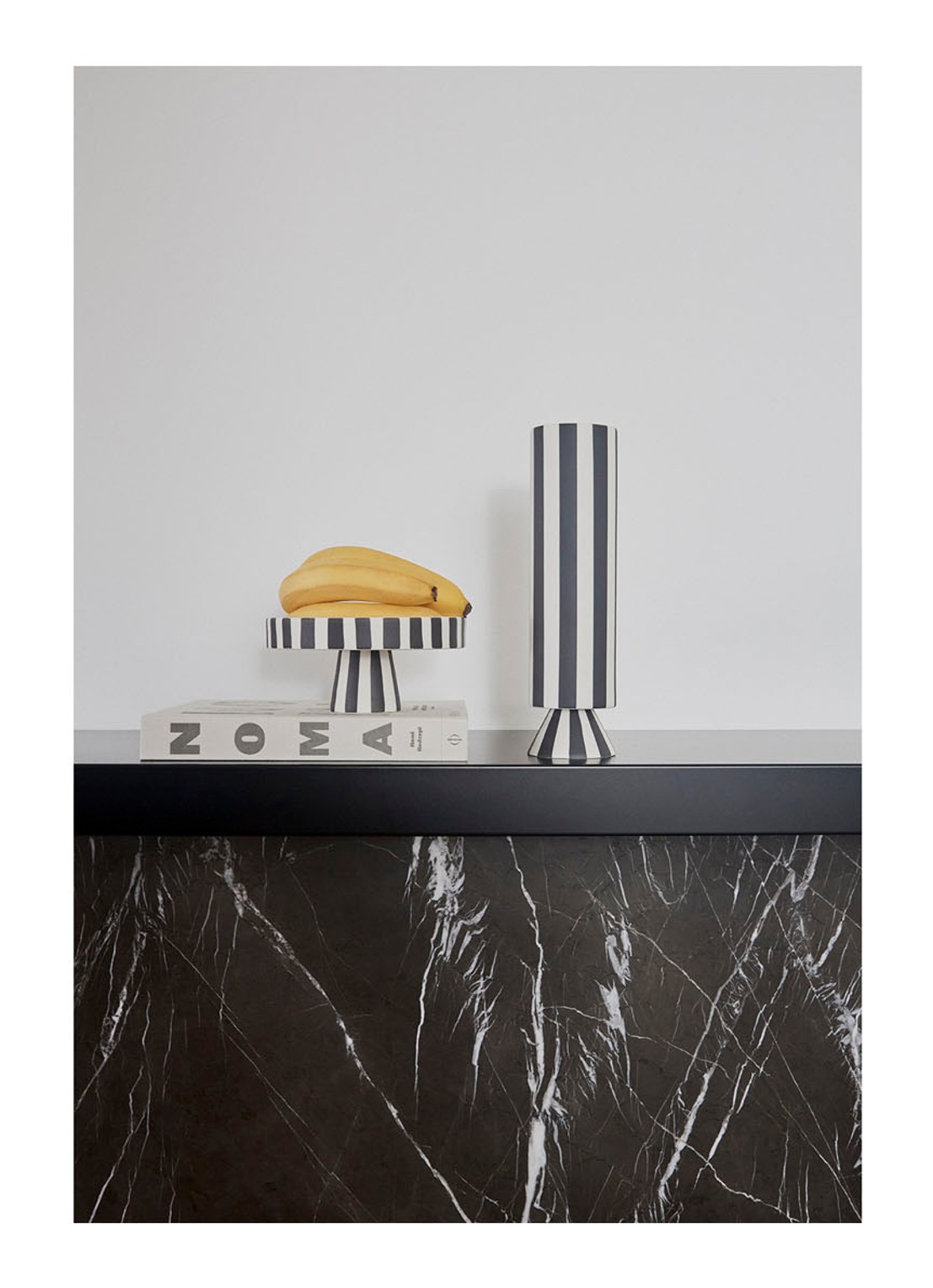 OYOY Living Design Toppu vaas 31 cm - voorkant 2 zwart