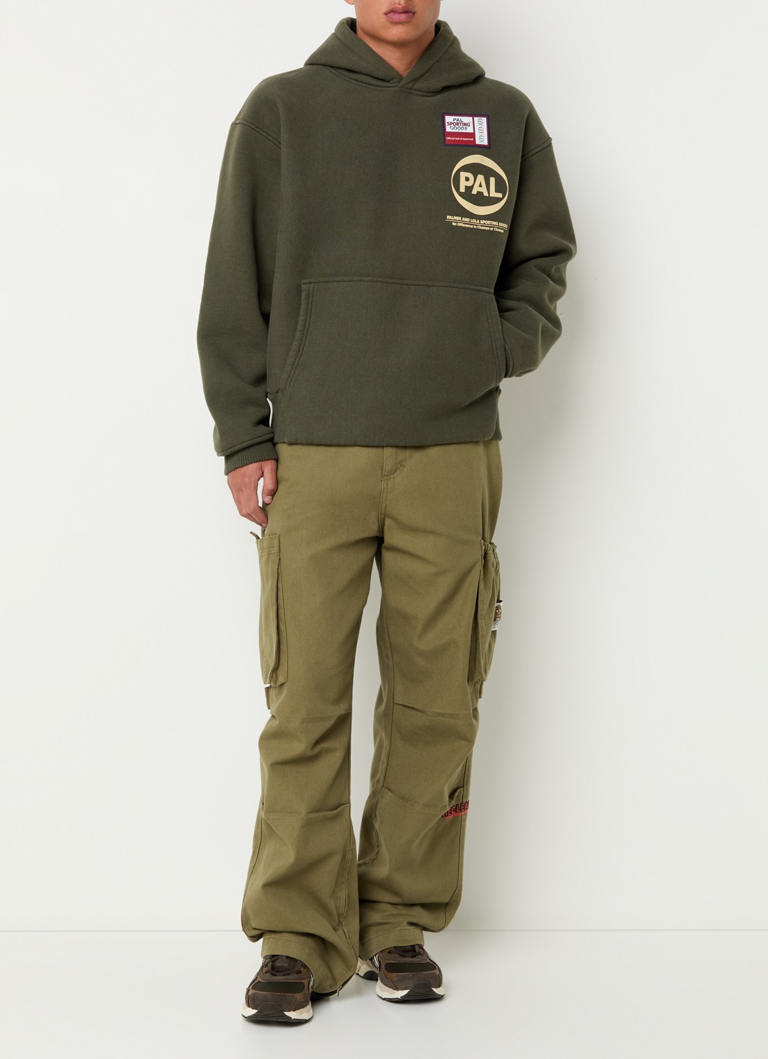 PAL Sporting Goods Pre Game hoodie met logo- en backprint - voorkant 4 bronsgroen