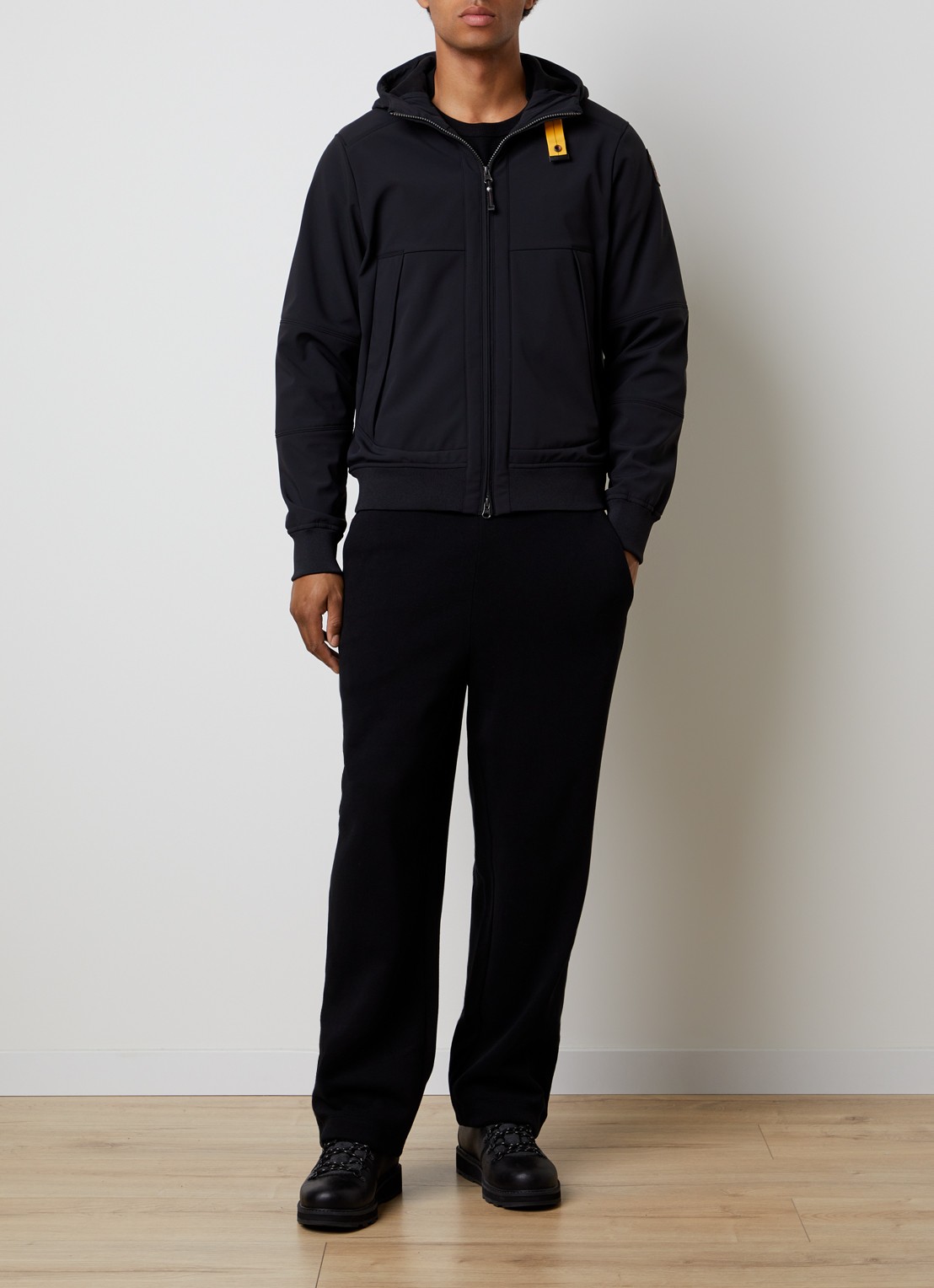 Parajumpers Abner softshell jack met capuchon en ritszakken - voorkant 2 zwart