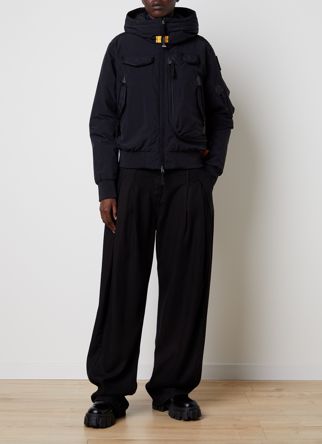 Parajumpers Gobi gewatteerd bomberjack met donsvulling en logo - voorkant 2 zwart