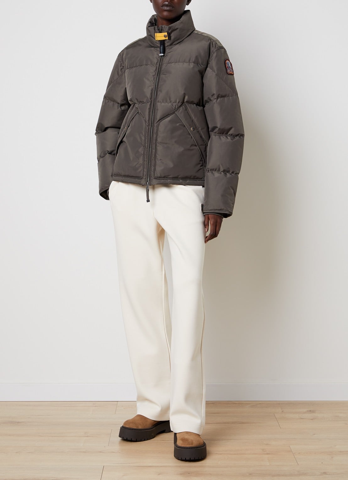 Parajumpers Mallery puffer jack met donsvulling en logo - voorkant 2 olijfgroen
