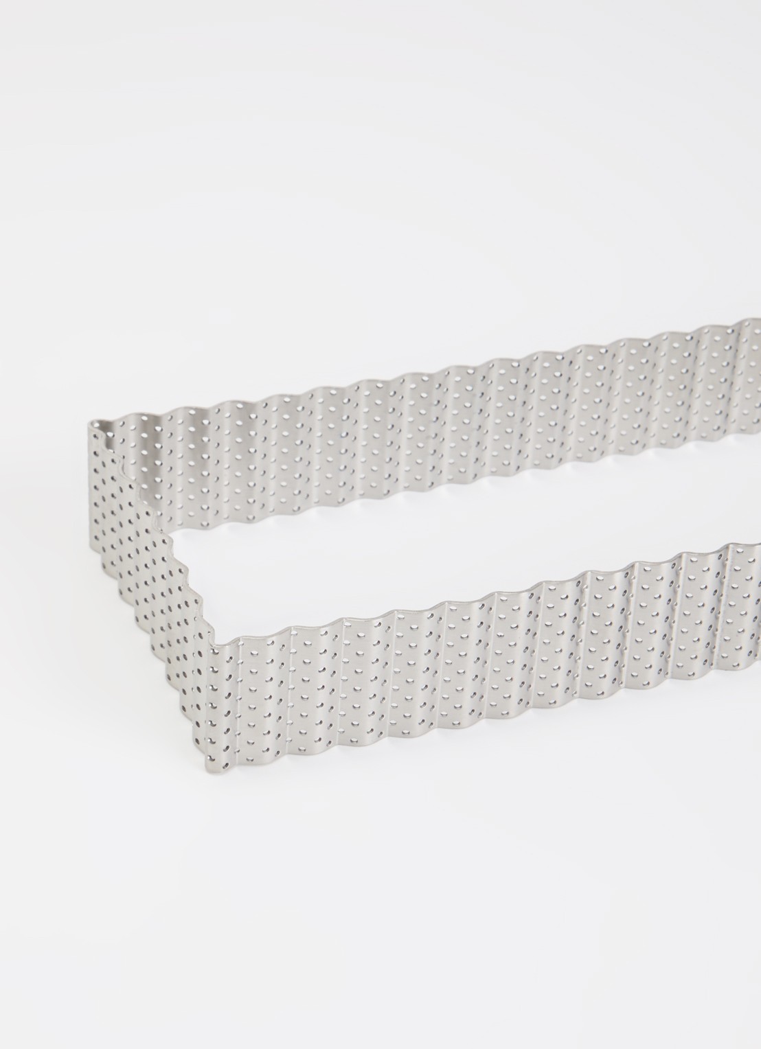 Patisse Accessories geperforeerde quichering 35 x 10 cm - voorkant 2 zilver