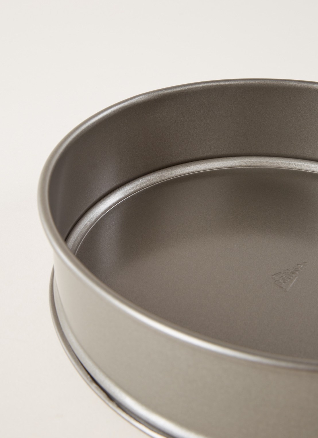 Patisse Carat springvorm 24 cm - detail donkergrijs