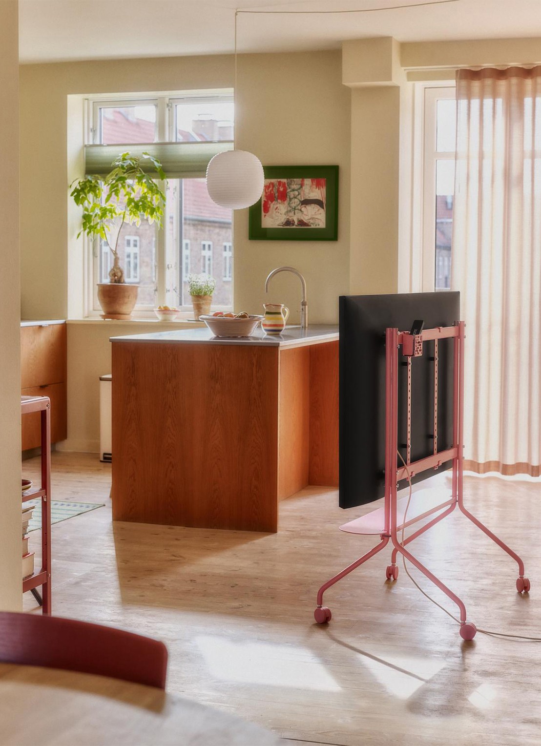 Pedestal Moon Rollin' TV standaard 107 cm - detail 6 roze