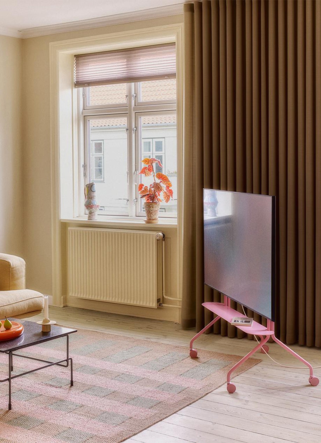 Pedestal Moon Rollin' TV standaard 107 cm - voorkant 2 roze