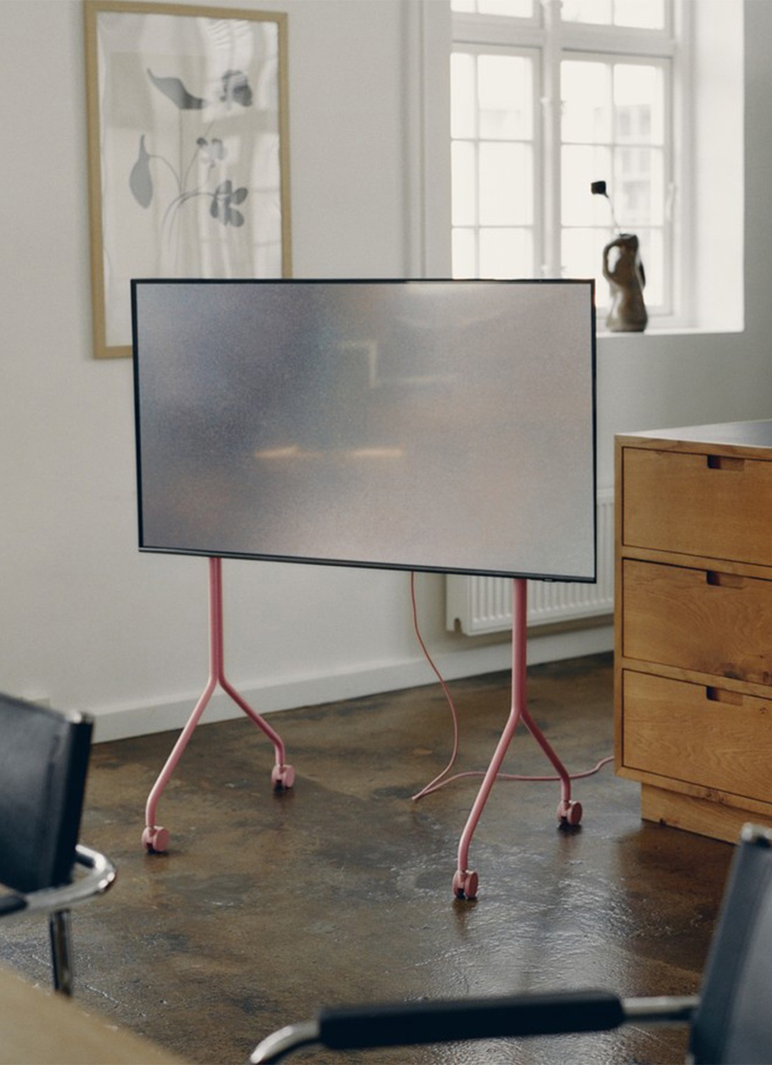 Pedestal Moon Rollin' TV standaard 121 cm - voorkant 3 roze