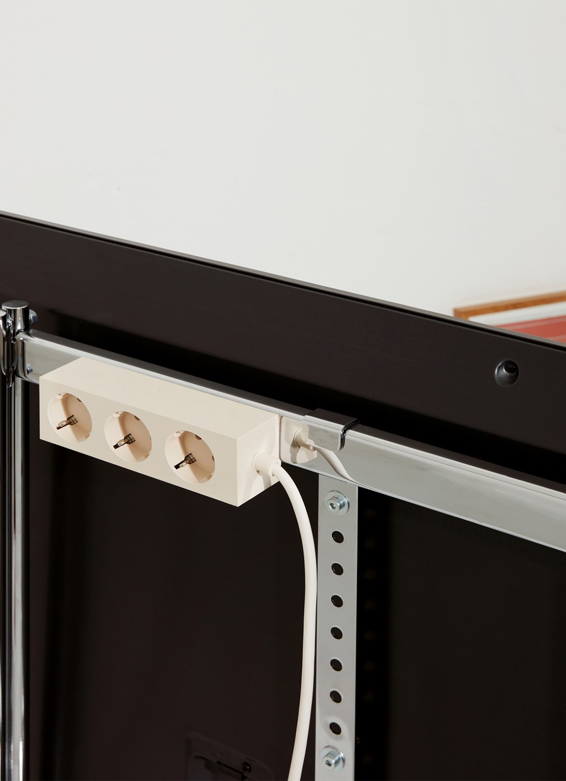 Pedestal Power Bar stekkerdoos 2 meter - detail 3 ivoor