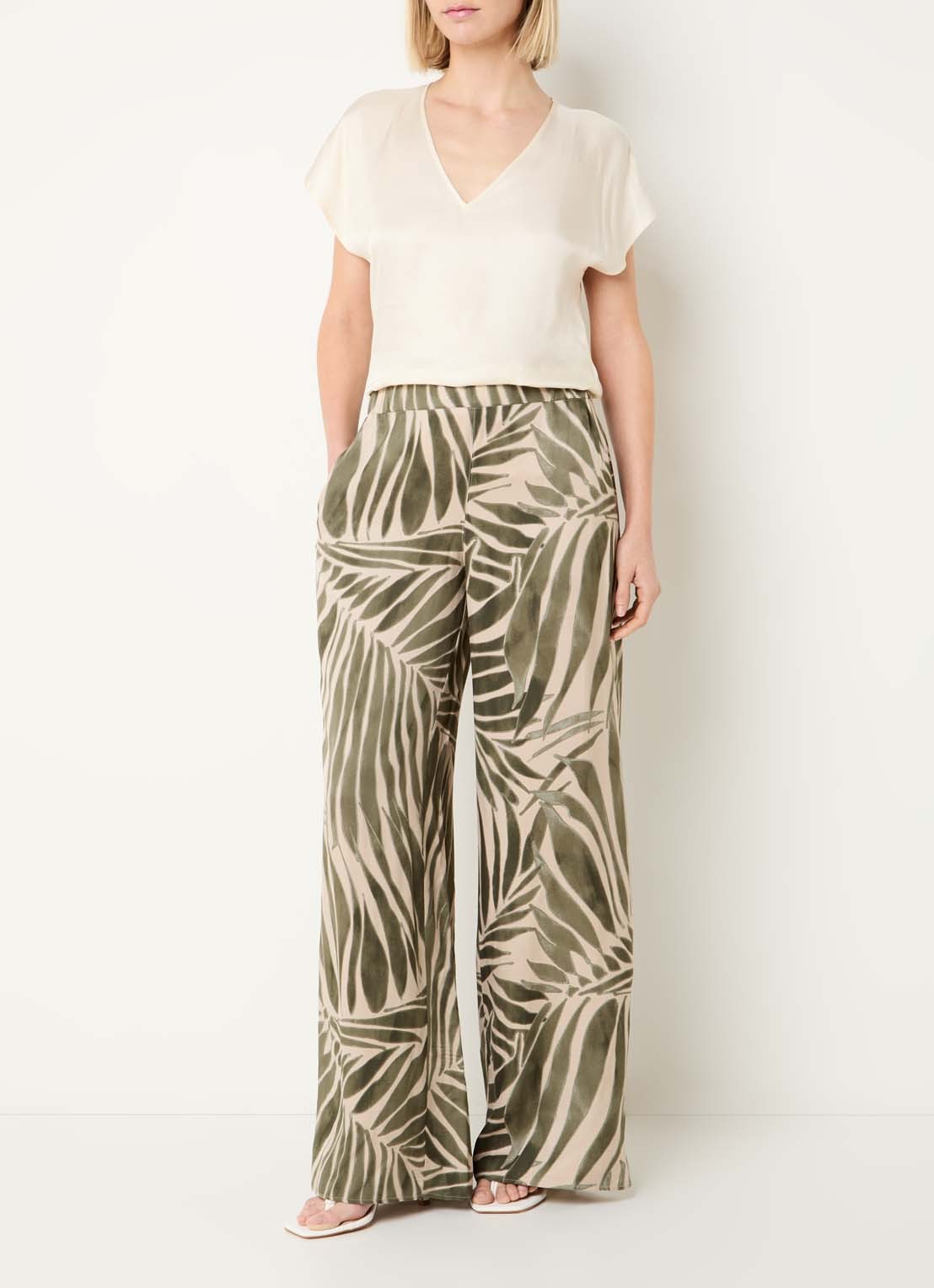 Pennyblack Utilita high waist wide fit broek van satijn met print  - voorkant 2 legergroen