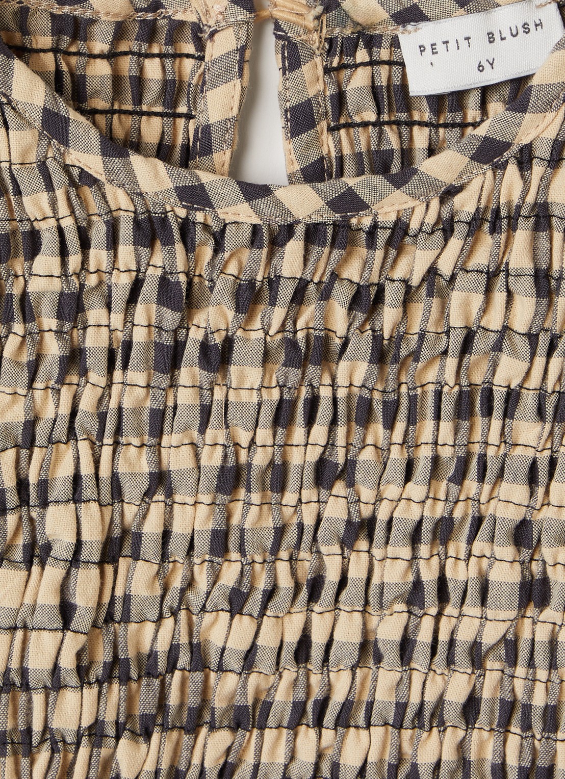 Petit Blush Flow top met smockwerk - detail beige
