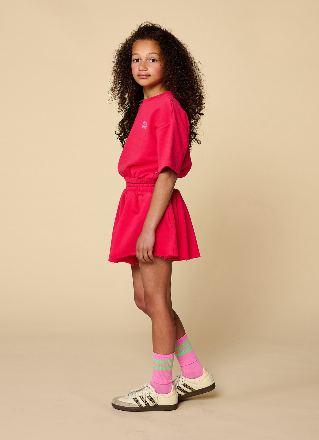 Petit Blush Loose fit korte joggingbroek met steekzakken - voorkant 2 kersenrood