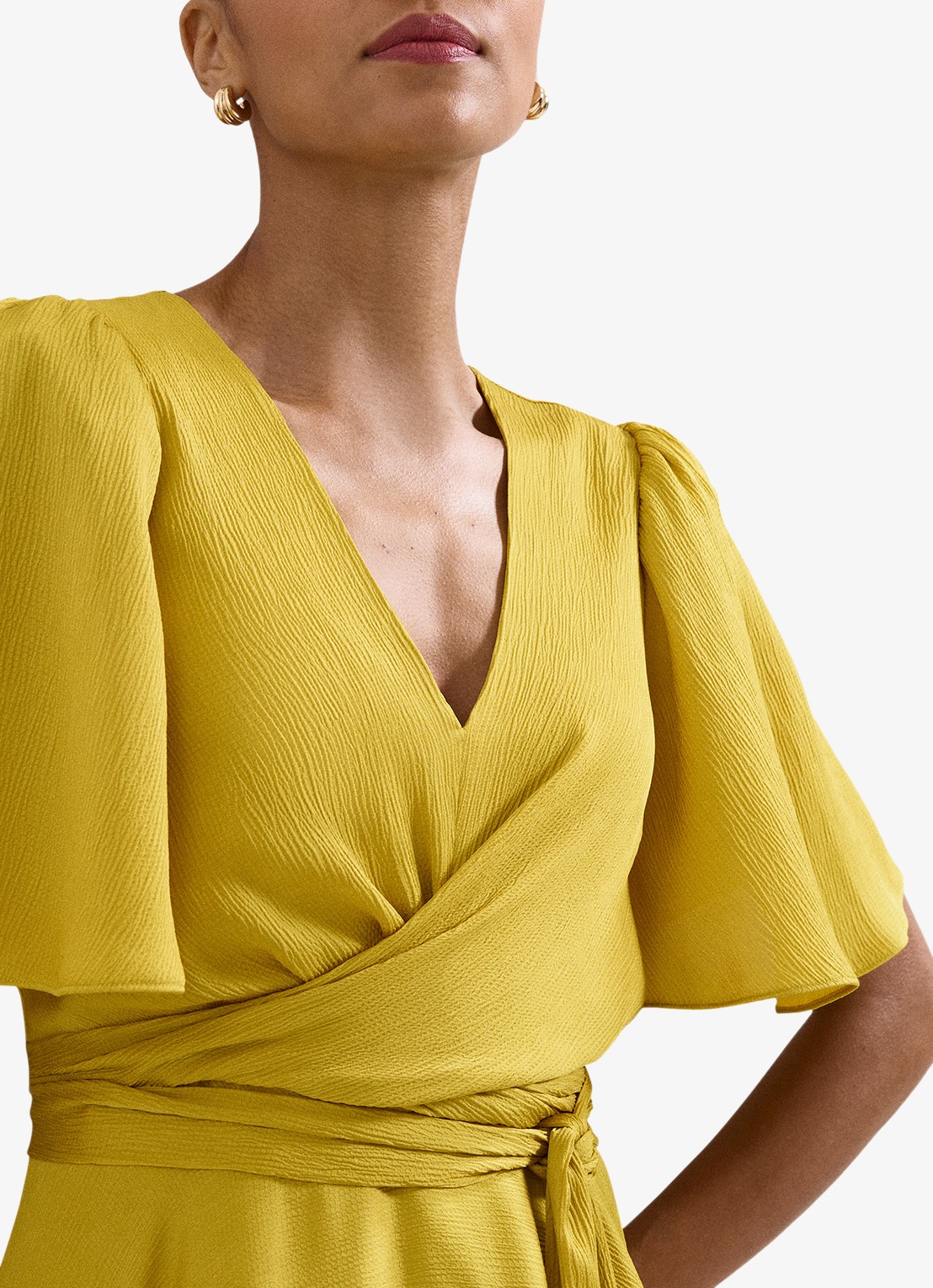 Phase Eight Abbie midi wikkeljurk met V-hals en ceintuur - detail 2 okergeel