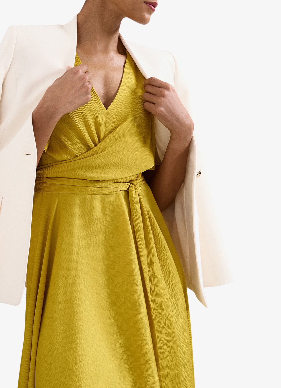 Phase Eight Abbie midi wikkeljurk met V-hals en ceintuur - detail 6 okergeel