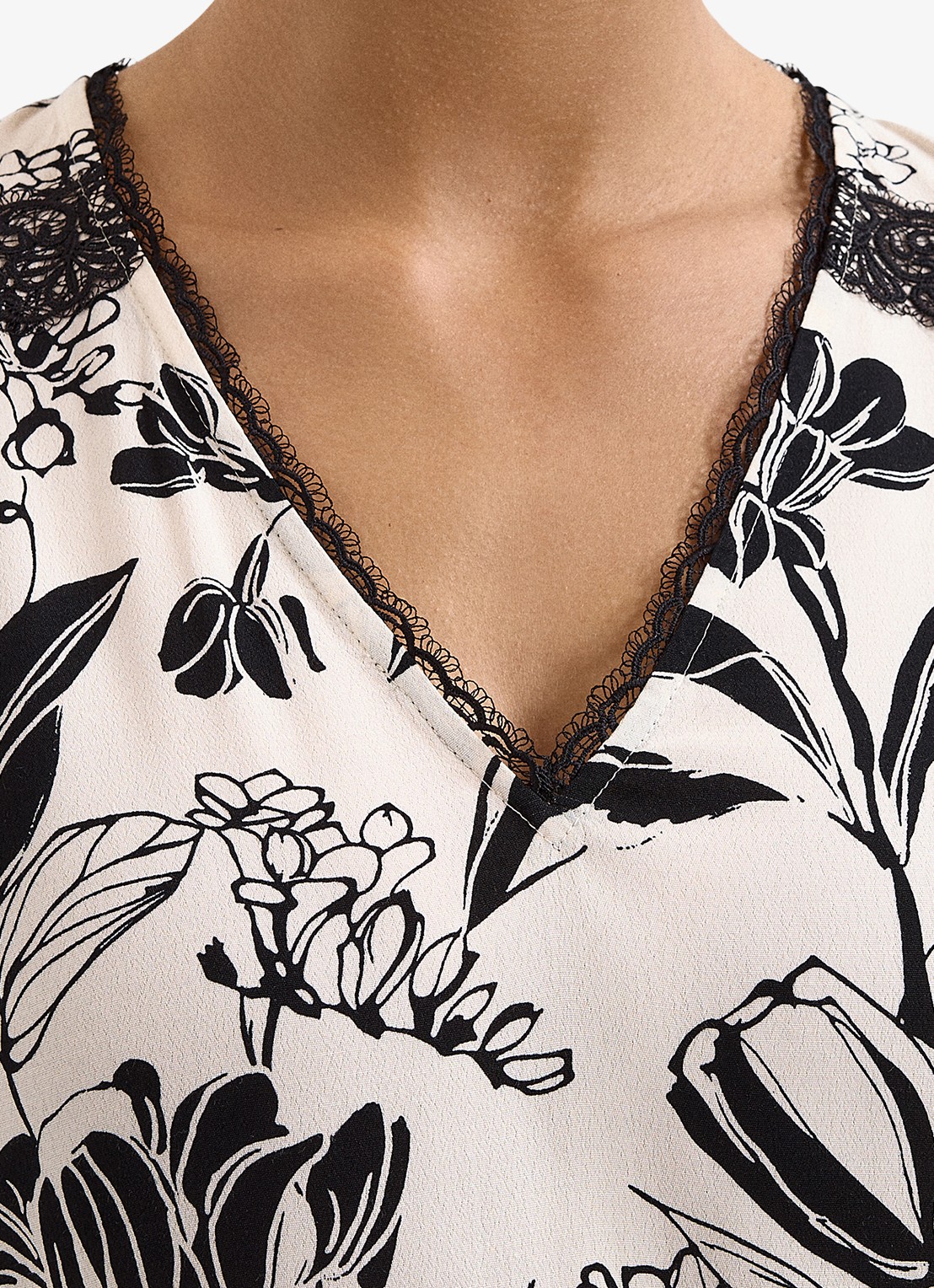 Phase Eight Aisra tuniek met bloemenprint en sjaalkraag - detail 5 zwart