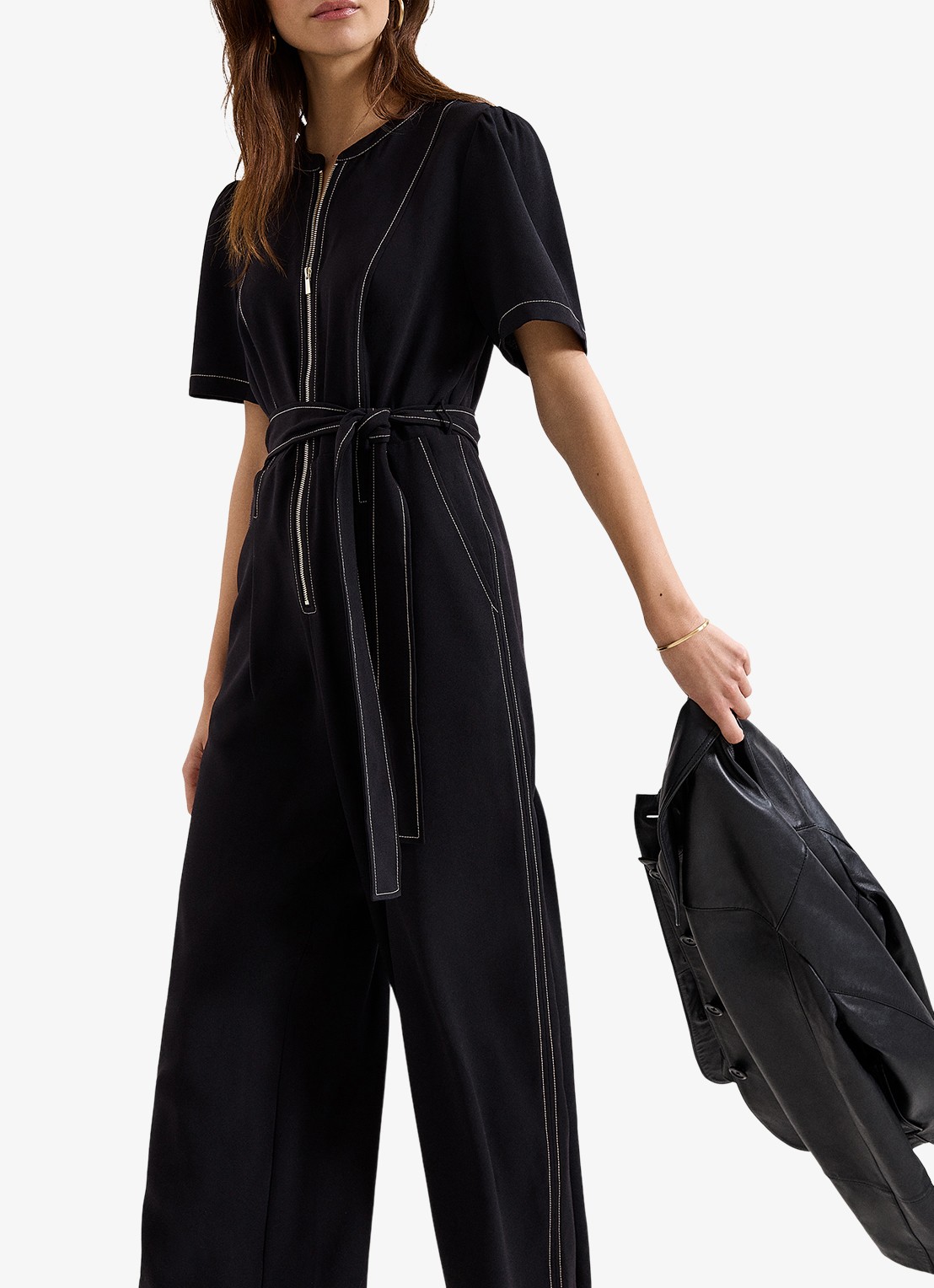 Phase Eight Alix wide fit jumpsuit met strikceintuur - detail 3 zwart