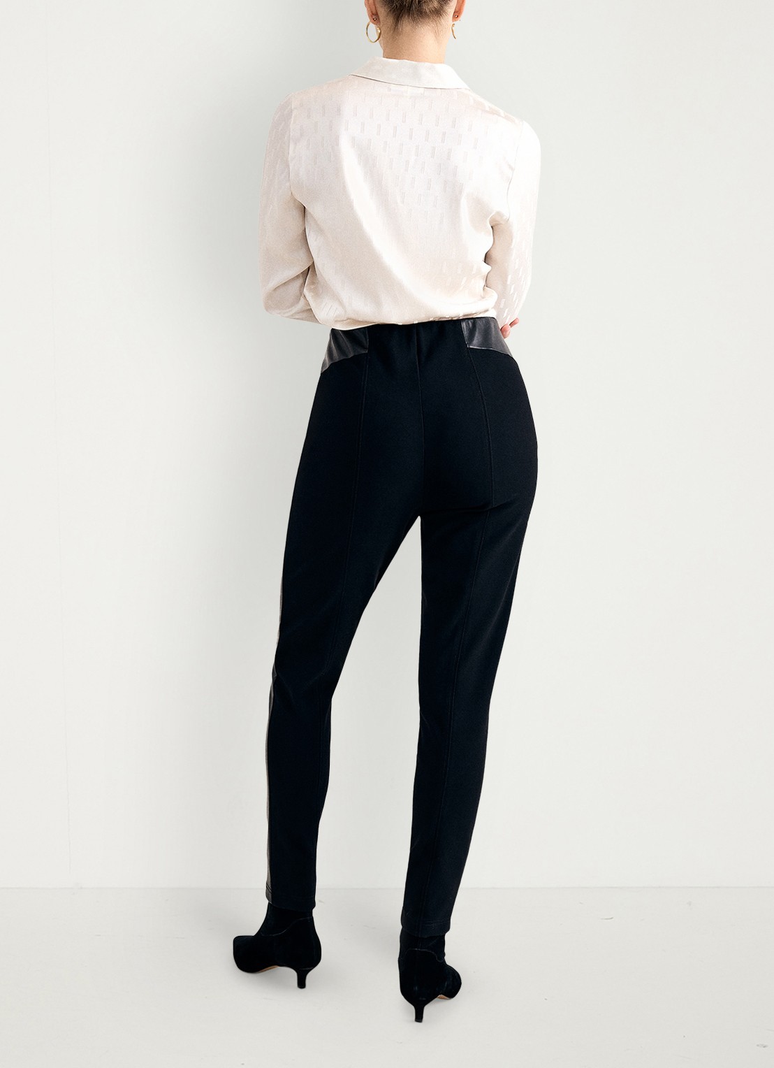 Phase Eight Alora high waist slim fit broek van immitatieleer - achterkant 6 zwart