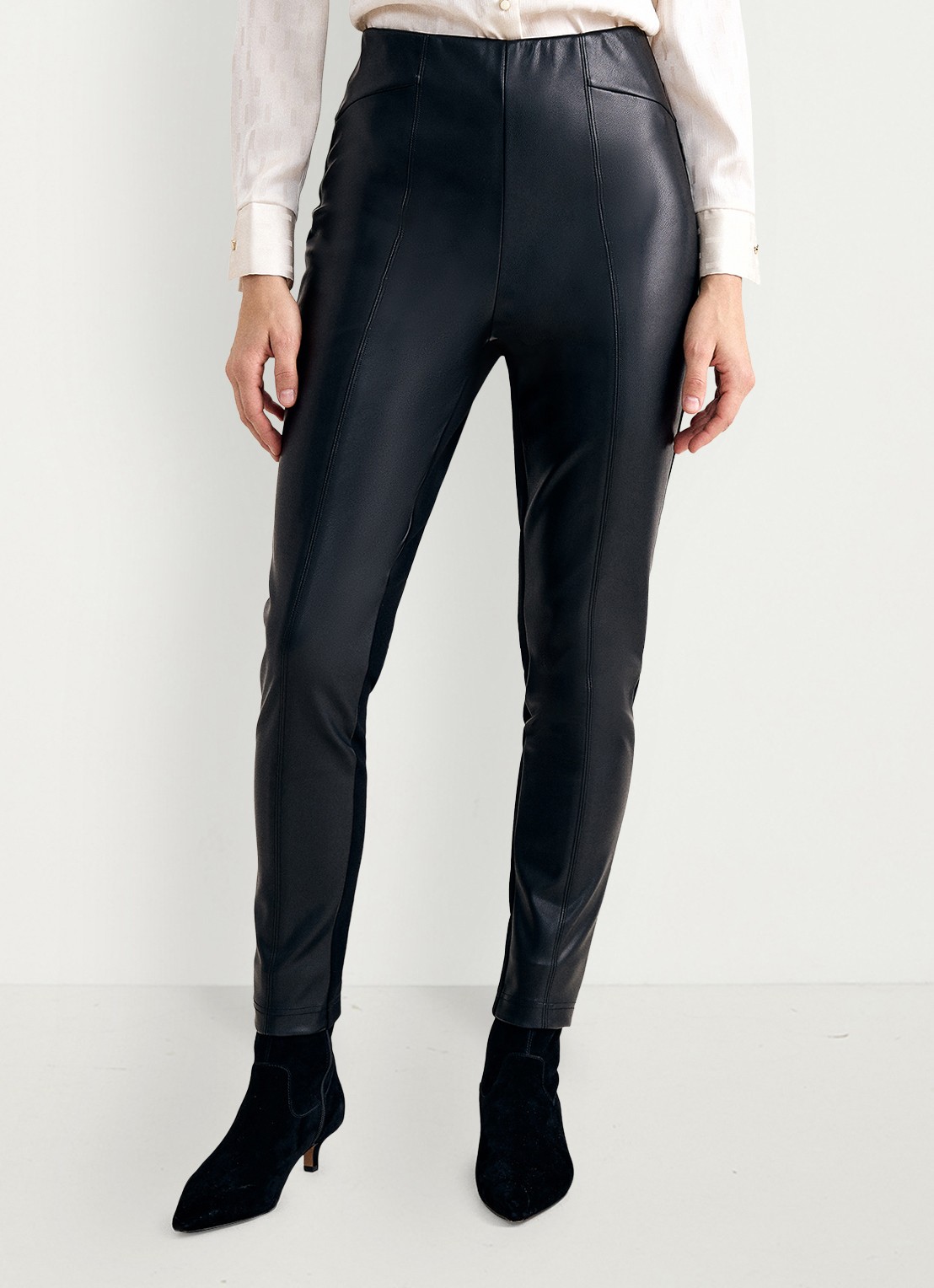 Phase Eight Alora high waist slim fit broek van immitatieleer - detail zwart