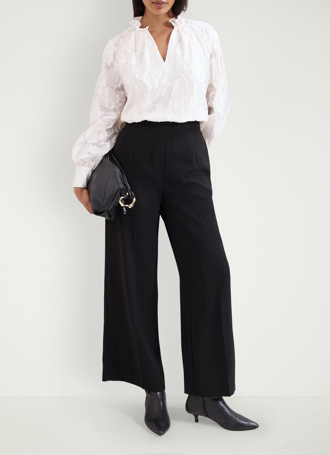 Phase Eight Amal blouse met bloemenprint - voorkant 2 gebroken wit