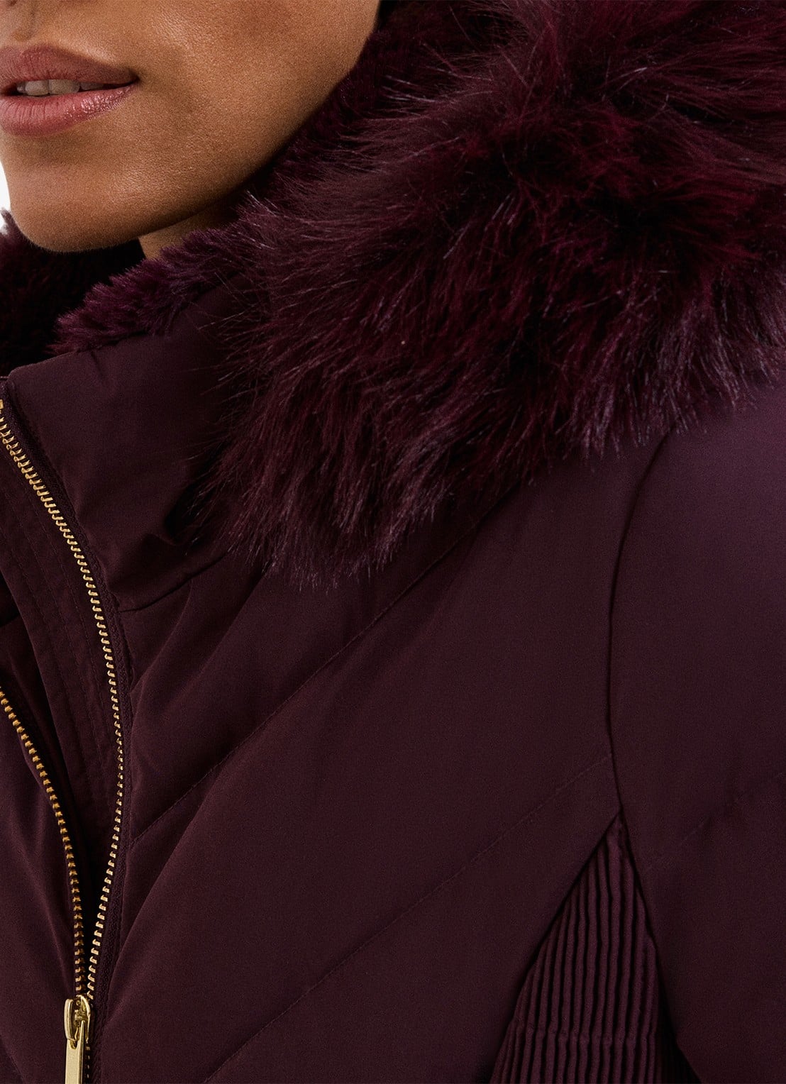 Phase Eight Amber puffer jas met capuchon - detail 4 aubergine