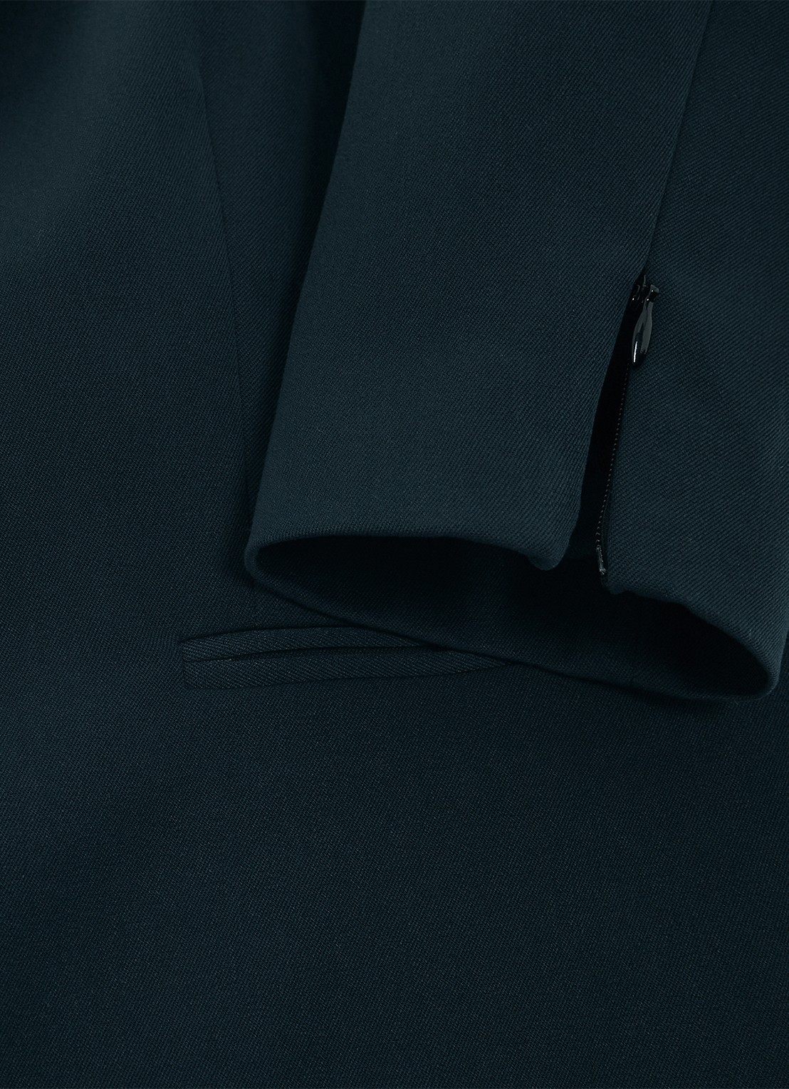 Phase Eight Arabella cropped blazer met paspelzakken - detail 5 donkergroen