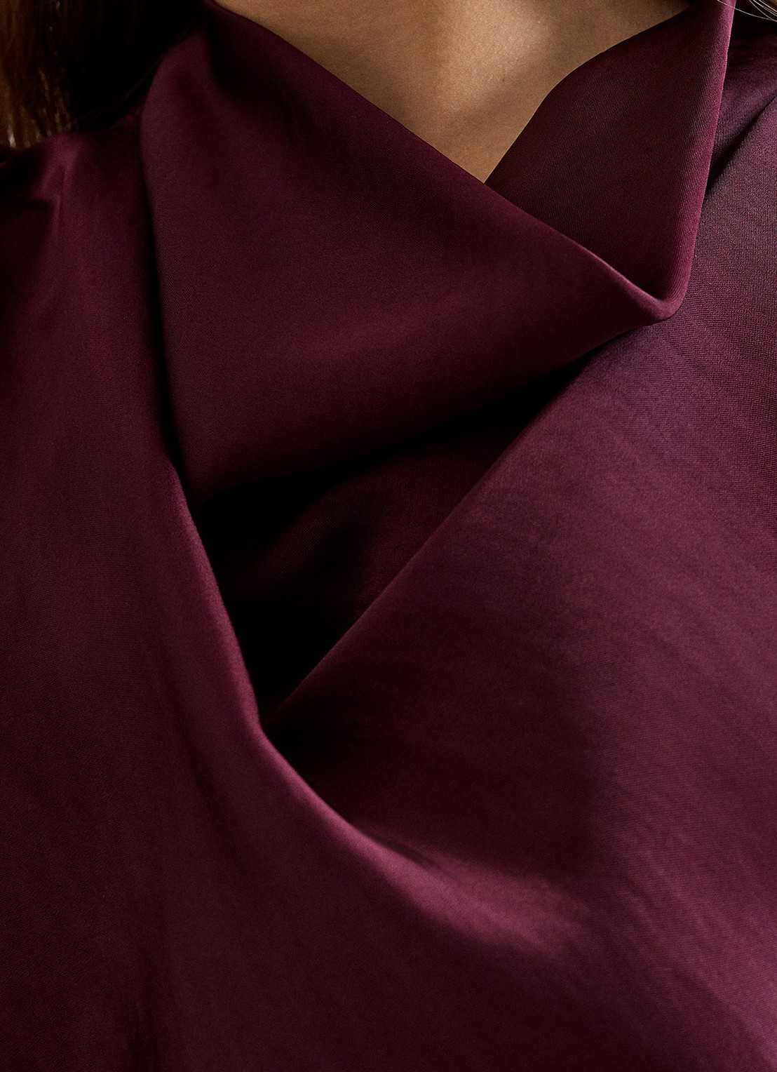 Phase Eight Arwen mouwloze top met watervalhals - detail 2 aubergine