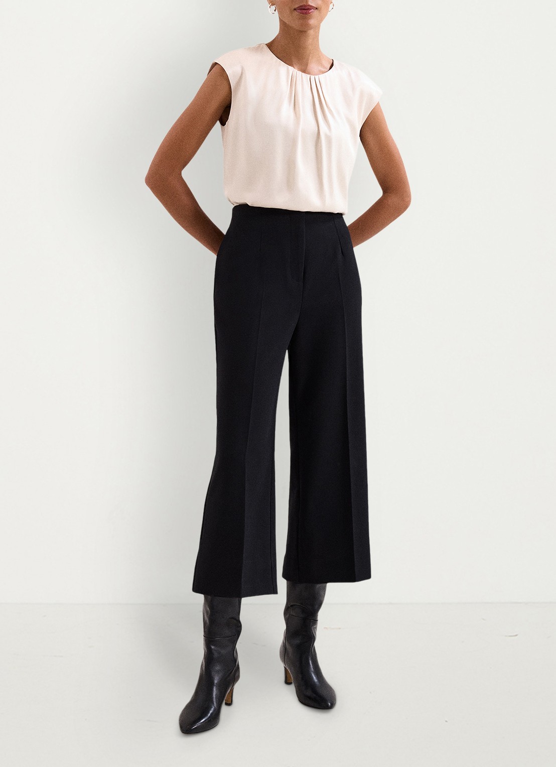 Phase Eight Aubrielle cropped high waist wide fit culotte met steekzakken - voorkant 3 zwart