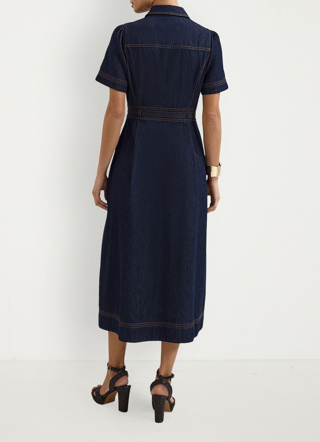 Phase Eight Aven midi blousejurk van denim met strikceintuur - achterkant 8 donkerblauw