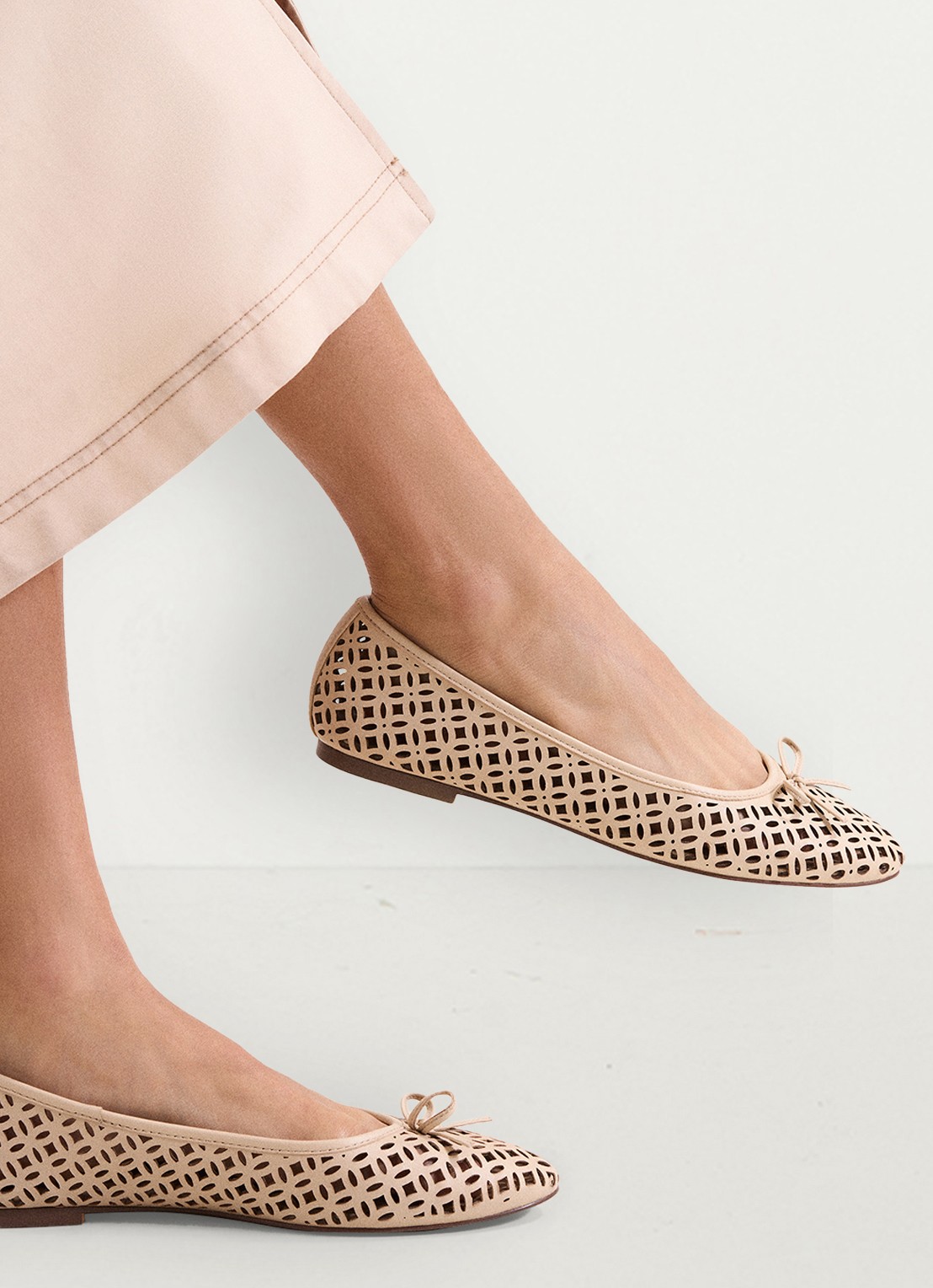 Phase Eight Ballerina van leer - detail 3 creme