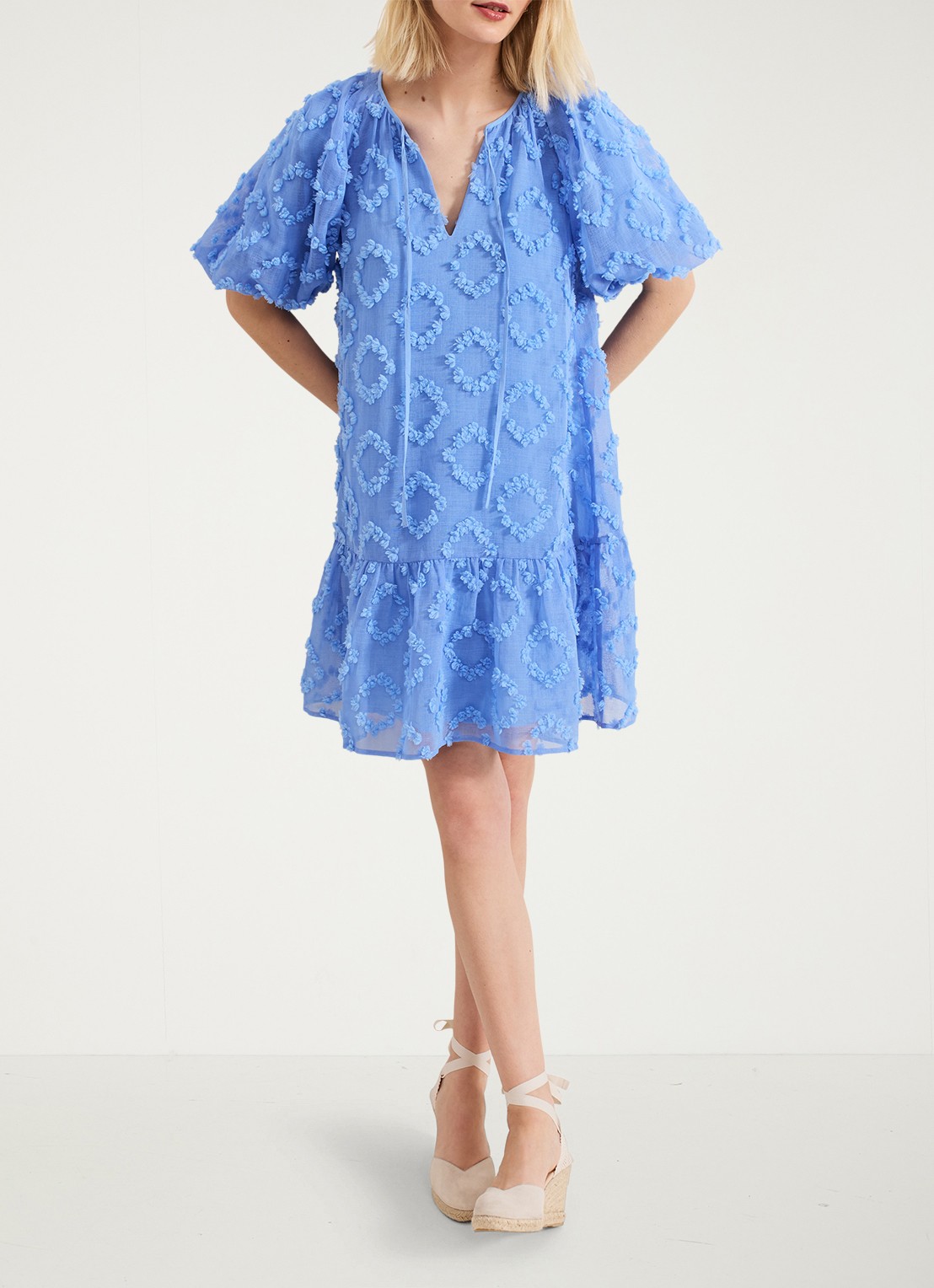 Phase Eight Bella midi jurk met strikkraag en structuur - voorkant 2 donkerblauw