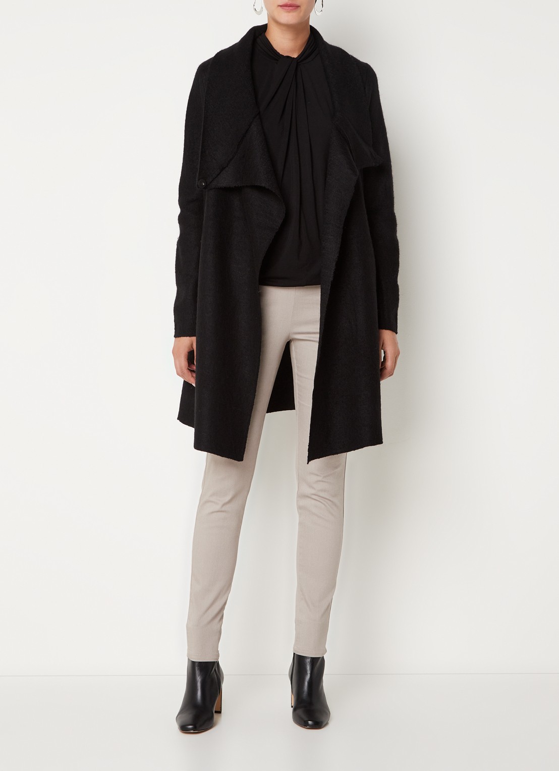 Phase Eight Bellona mantel in wolblend met steekzakken en stretch - voorkant 3 zwart