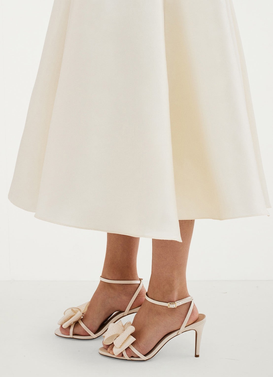 Phase Eight Bow sandalette met strikdetail en studs - voorkant 2 ivoor
